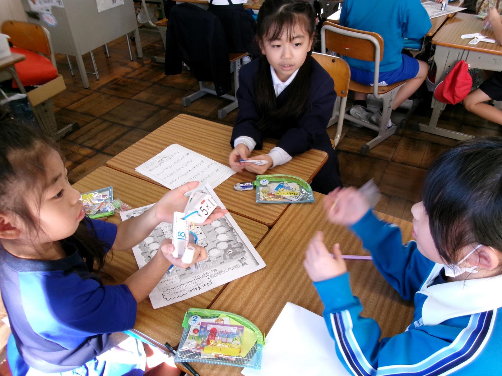 友達がひいた九九カードの答えを言います