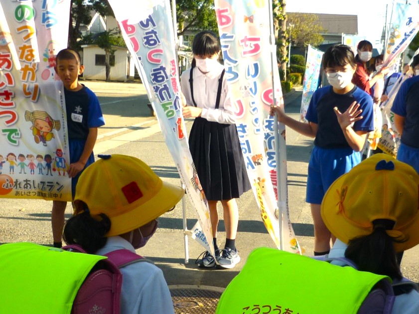 1年生にほほ笑みかけながらあいさつしています