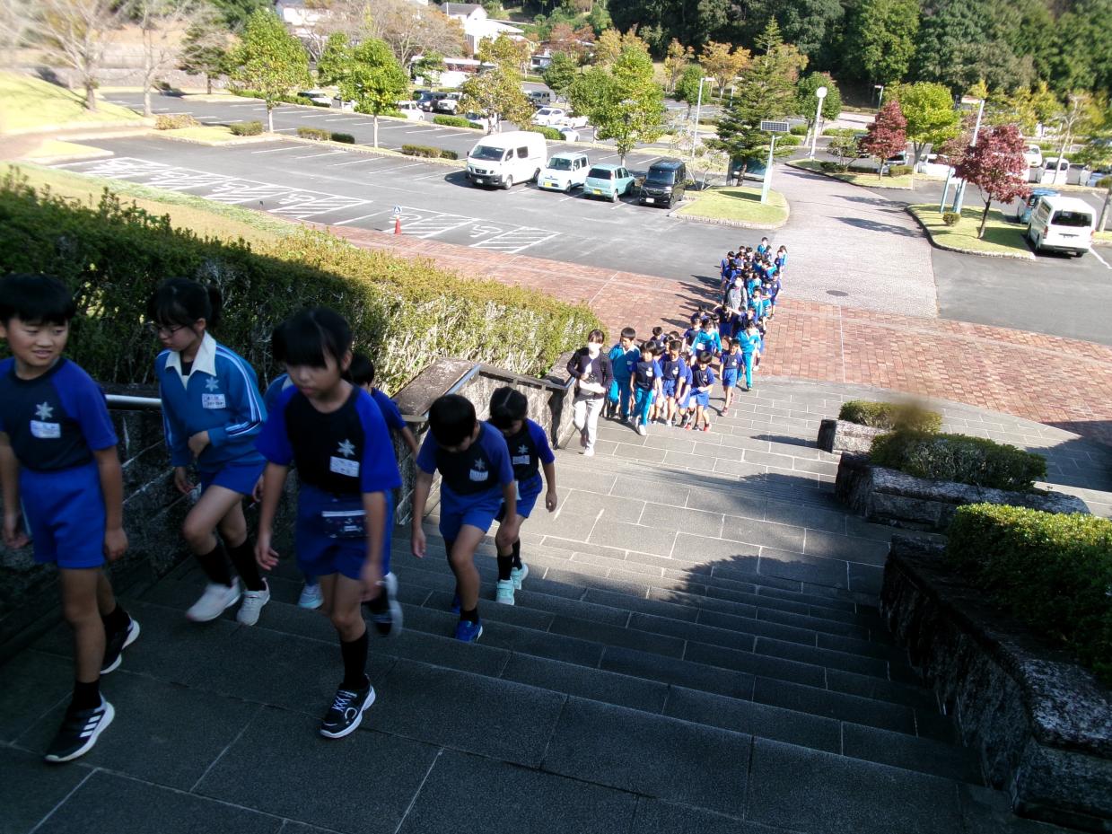 陶芸美術館までの長い階段をのぼります