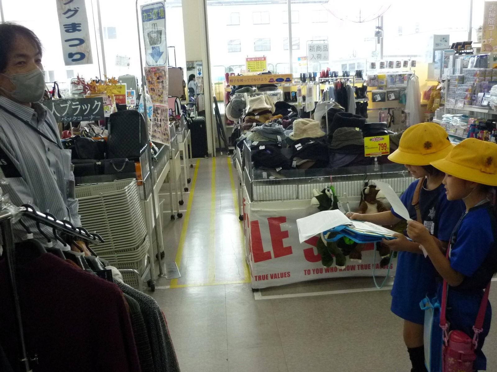 洋服屋さんで質問をしています