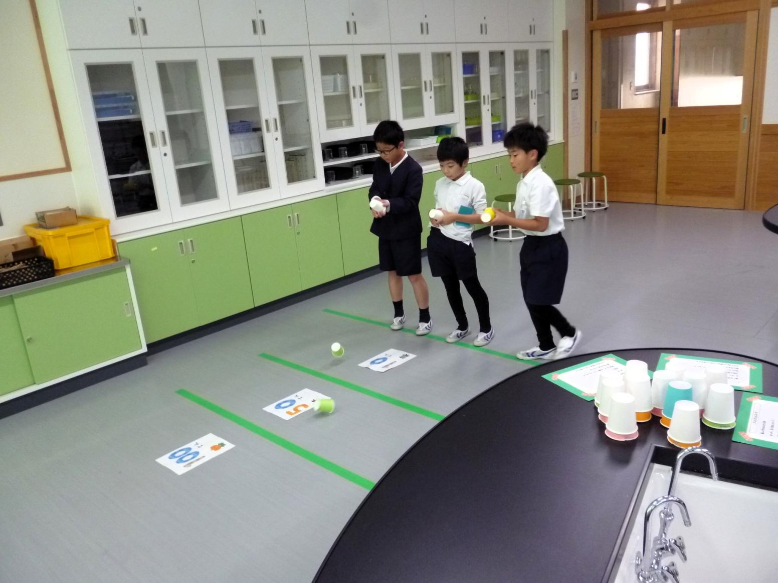 ゴムの力を利用した紙コップ飛ばし ゴムの力を利用した紙コップ飛ばし
