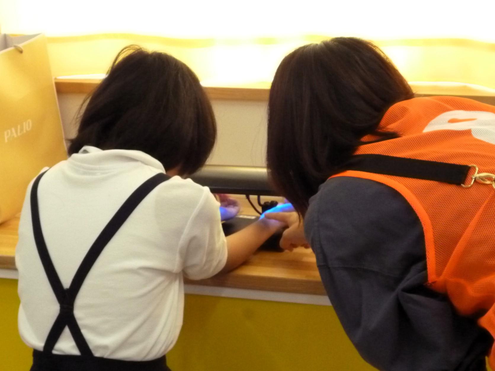 手洗いを確認中 手洗いを確認中