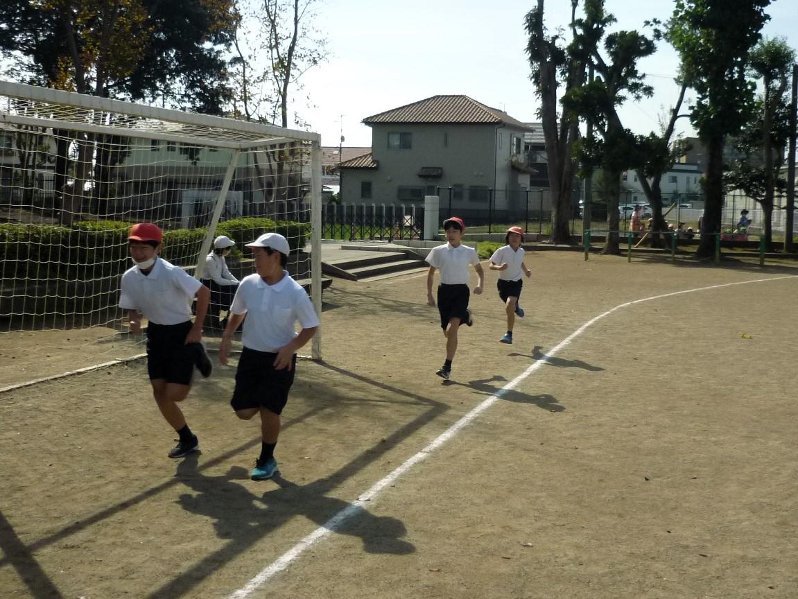 フェンスの向こうで幼稚園児が応援してくれています