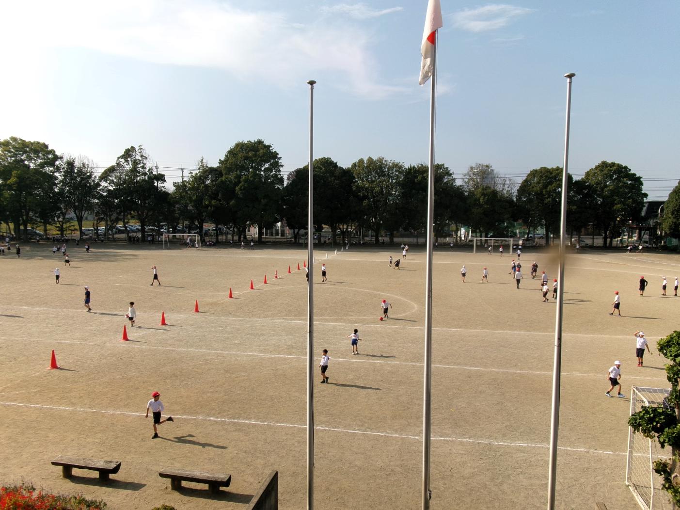 校庭がコーンで半分に分けられていました 校庭がコーンで半分に分けられていました