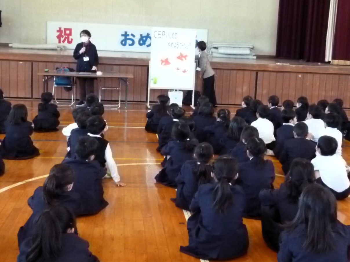 よい姿勢でしっかり話を聞いています