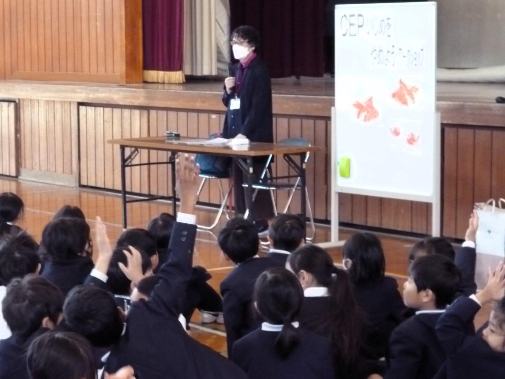 子どもたちも挙手したりしながら参加しました 子どもたちも挙手したりしながら参加しました