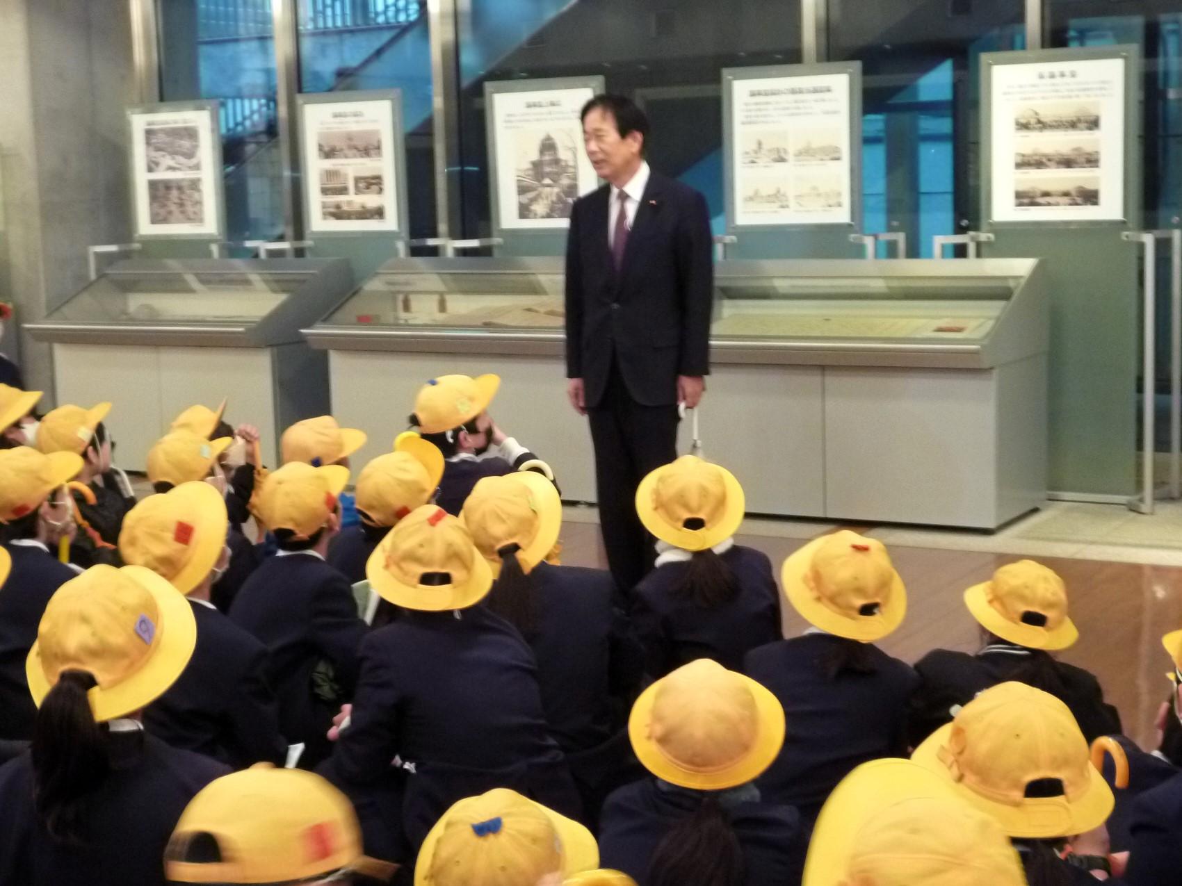 国会見学前に議員からお話をいただきました