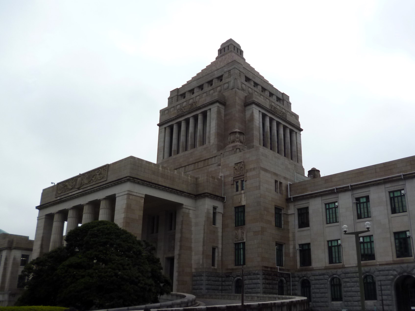 雨も上がり国会前で集合写真の撮影ができました 雨も上がり国会前で集合写真の撮影ができました