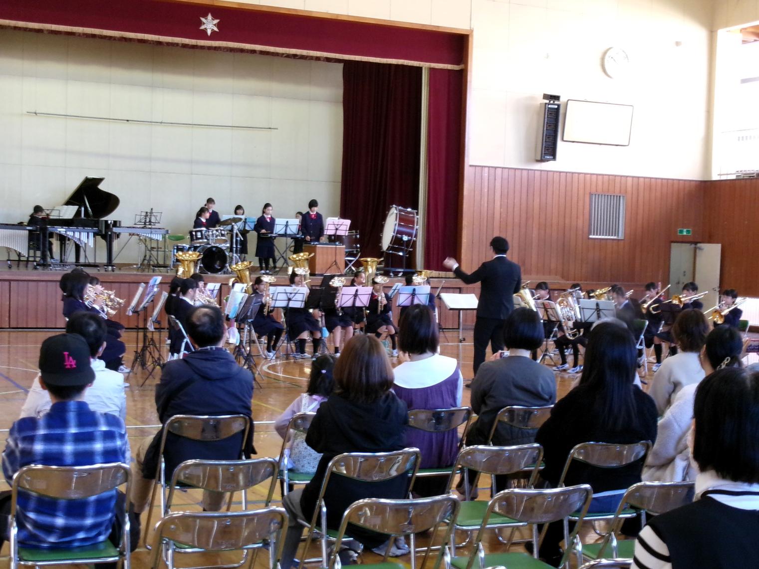 心をひとつに真剣に演奏しています