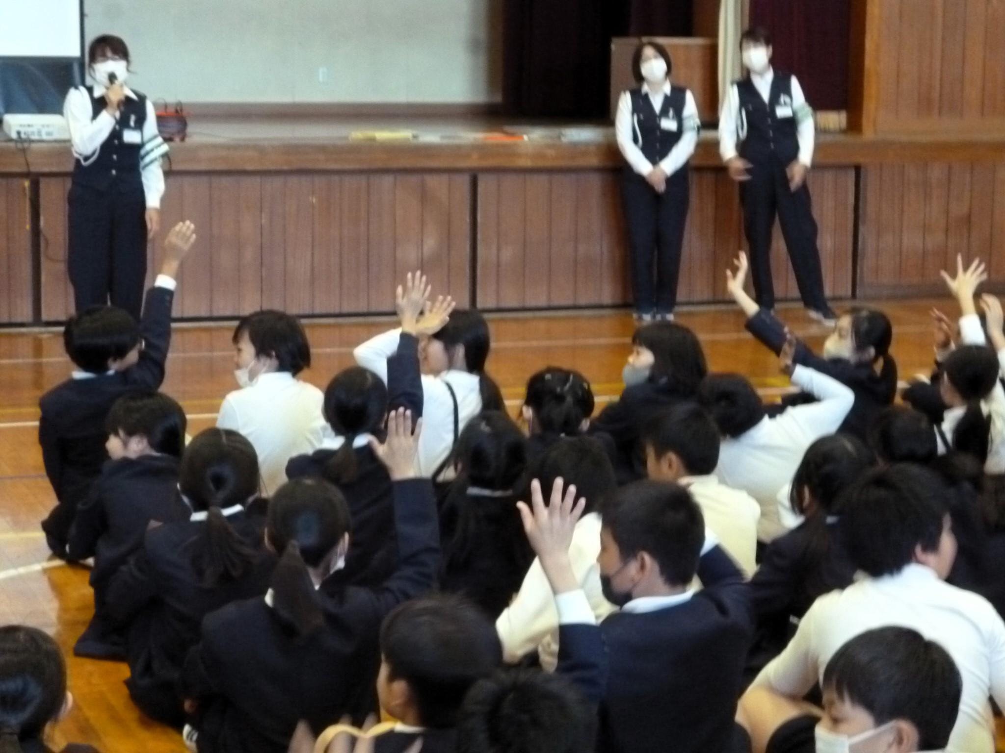 質問に挙手で応えました