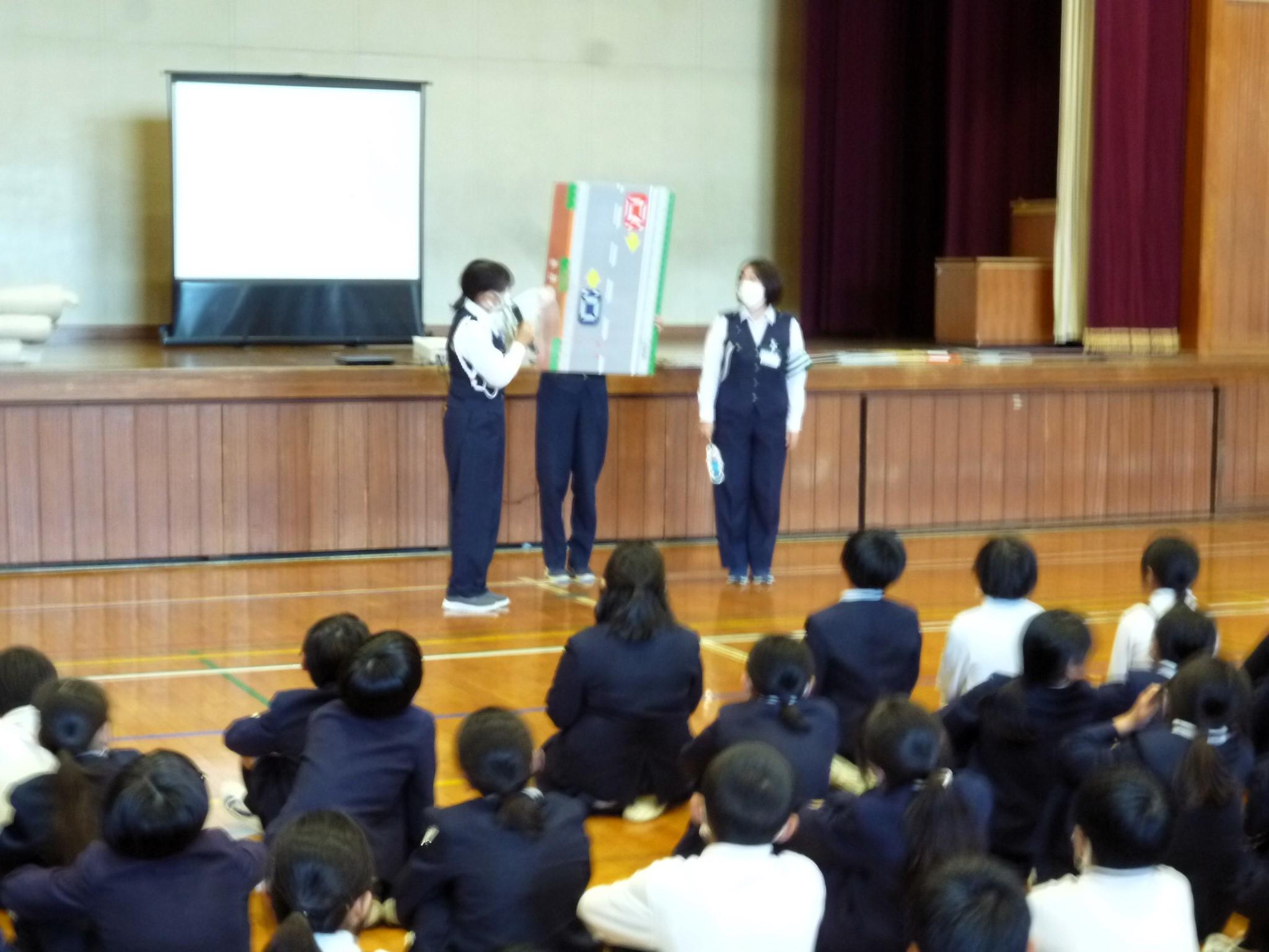 自転車の走行の仕方を学びます