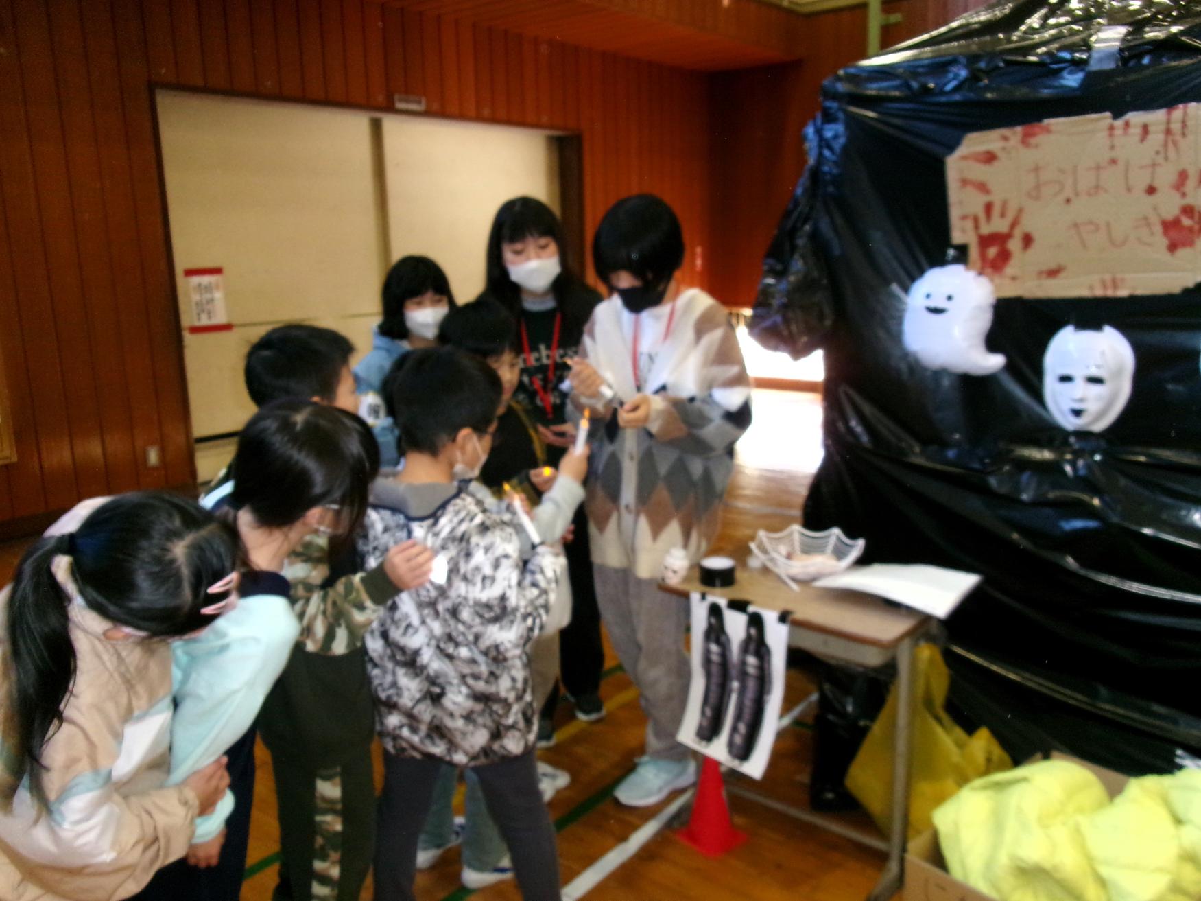 お化け屋敷に並ぶ