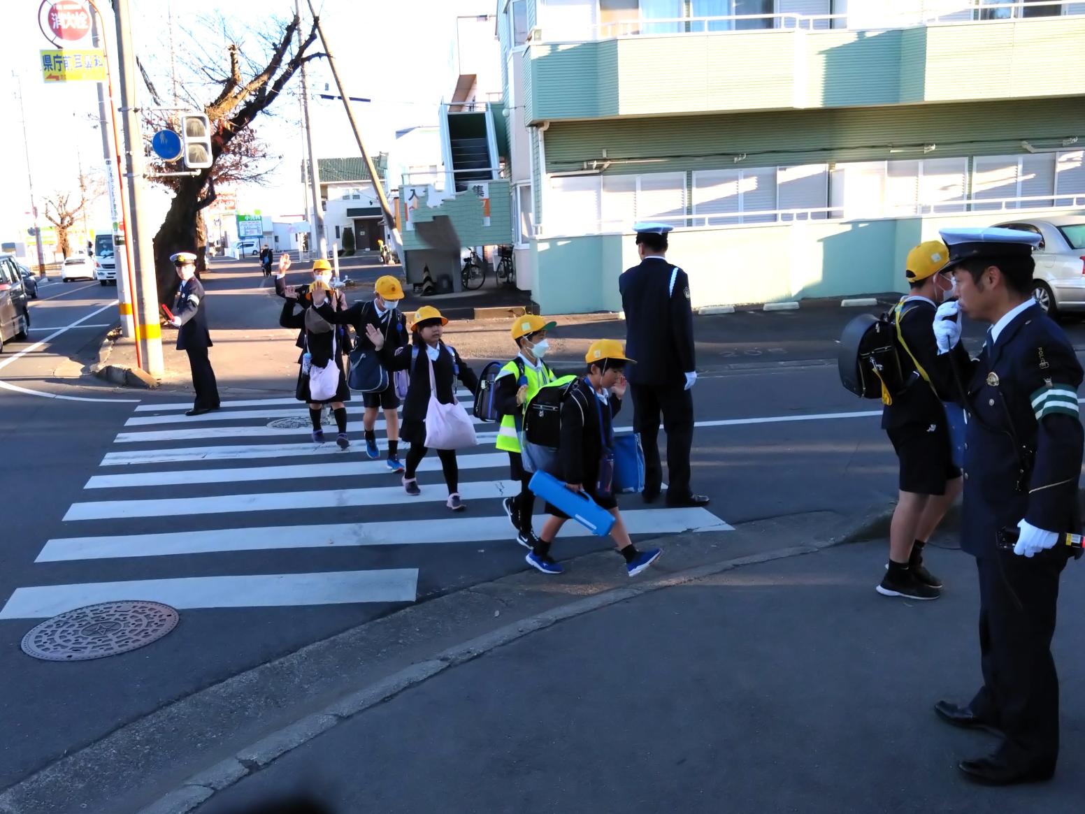 安全に気をつけて横断します