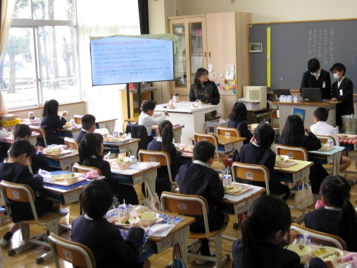 給食委員の説明を一生懸命聞いています