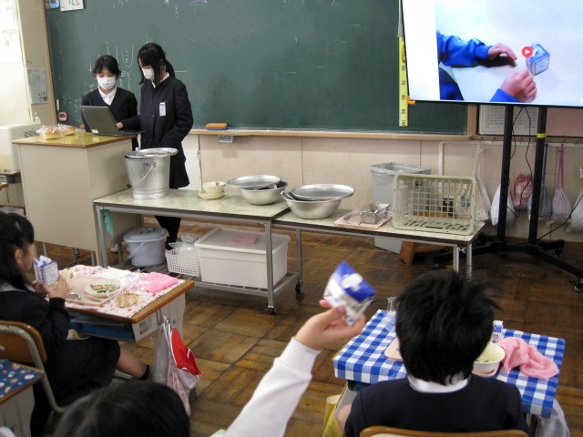 スライドで動画を見せながら説明しています