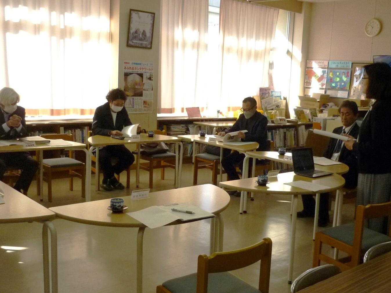 日程の説明をしています