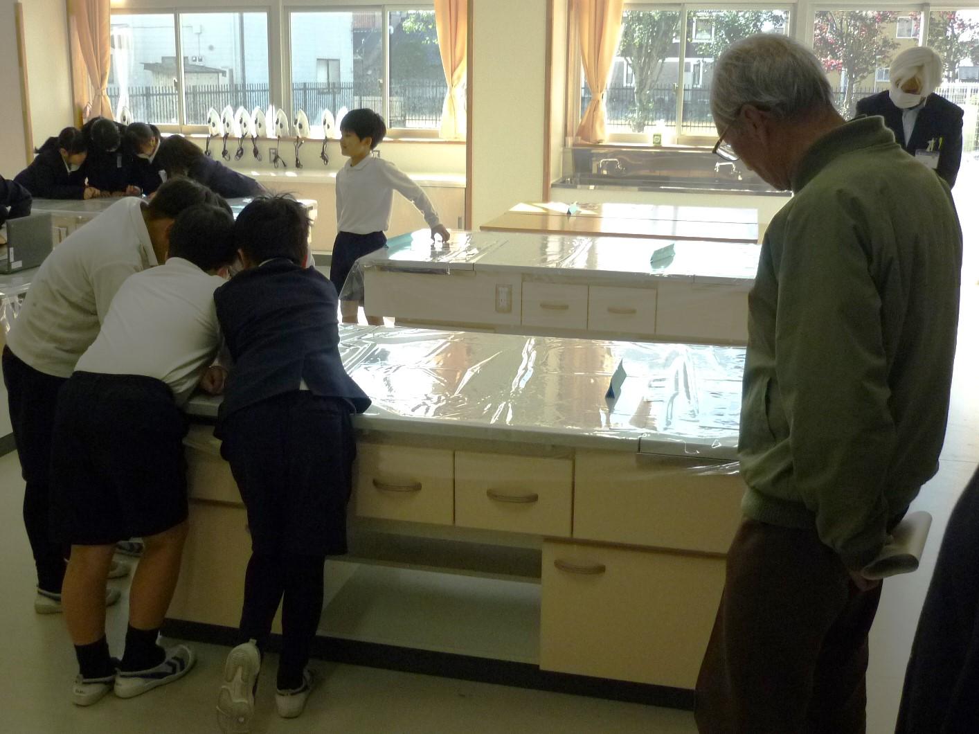 家庭科室での食育の様子をみていただいています 家庭科室での食育の様子をみていただいています