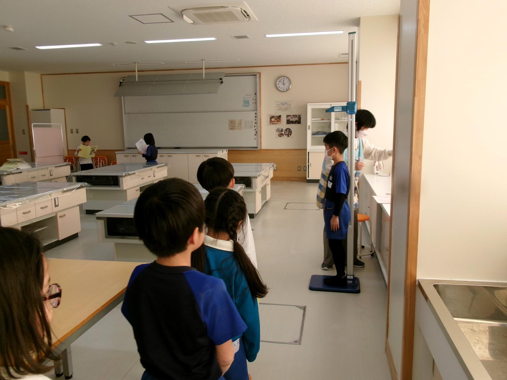 きちんと整列して待ちます