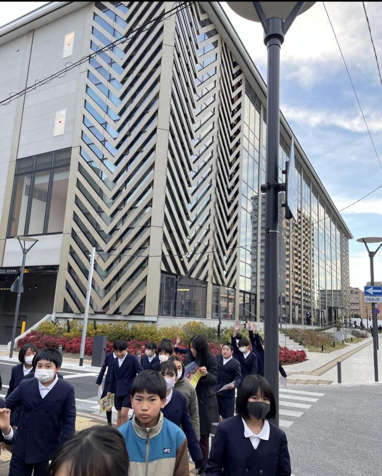 水戸市民会館をあとにする子どもたち 水戸市民会館をあとにする子どもたち