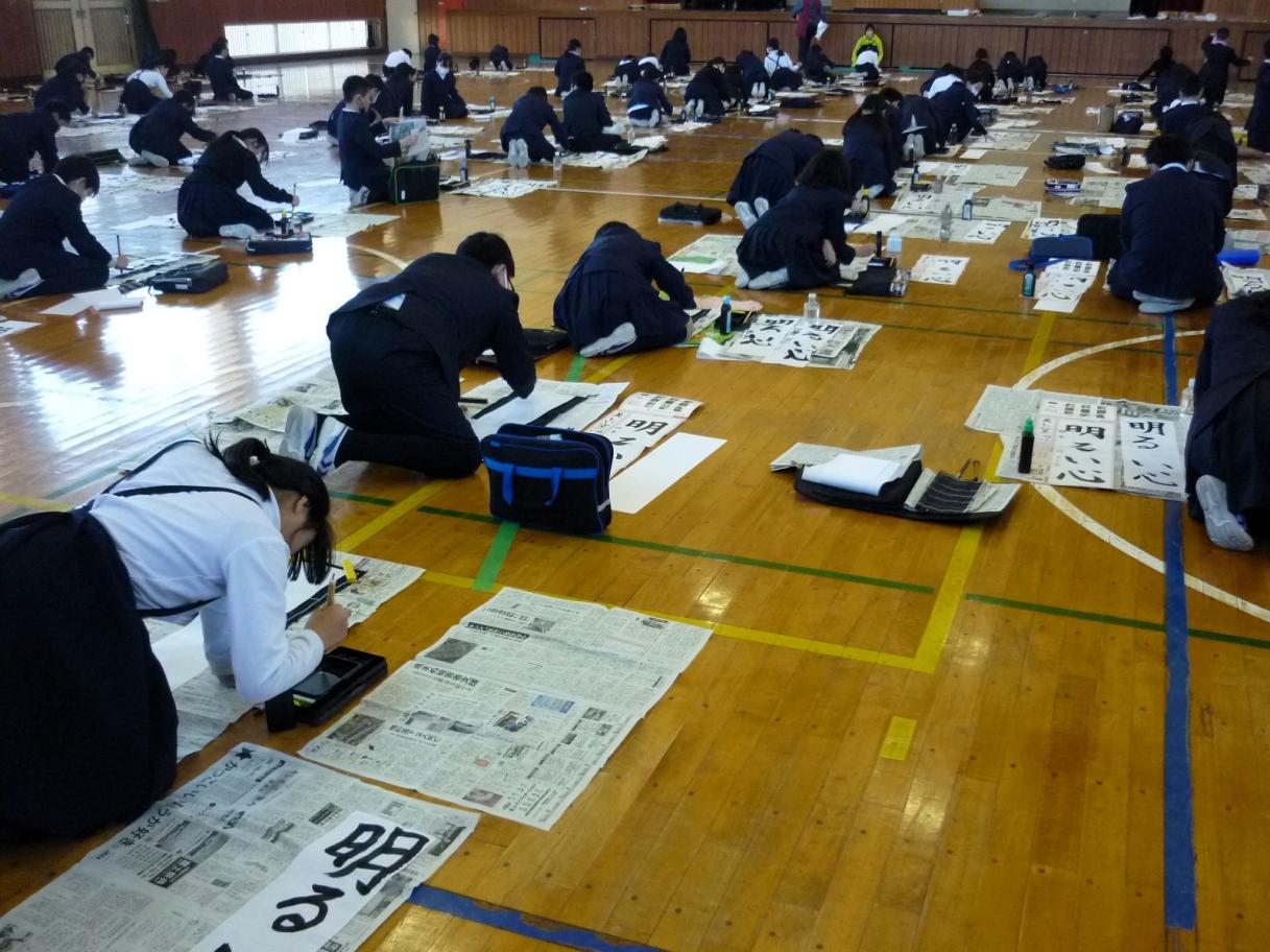 体育館に整列した4年生