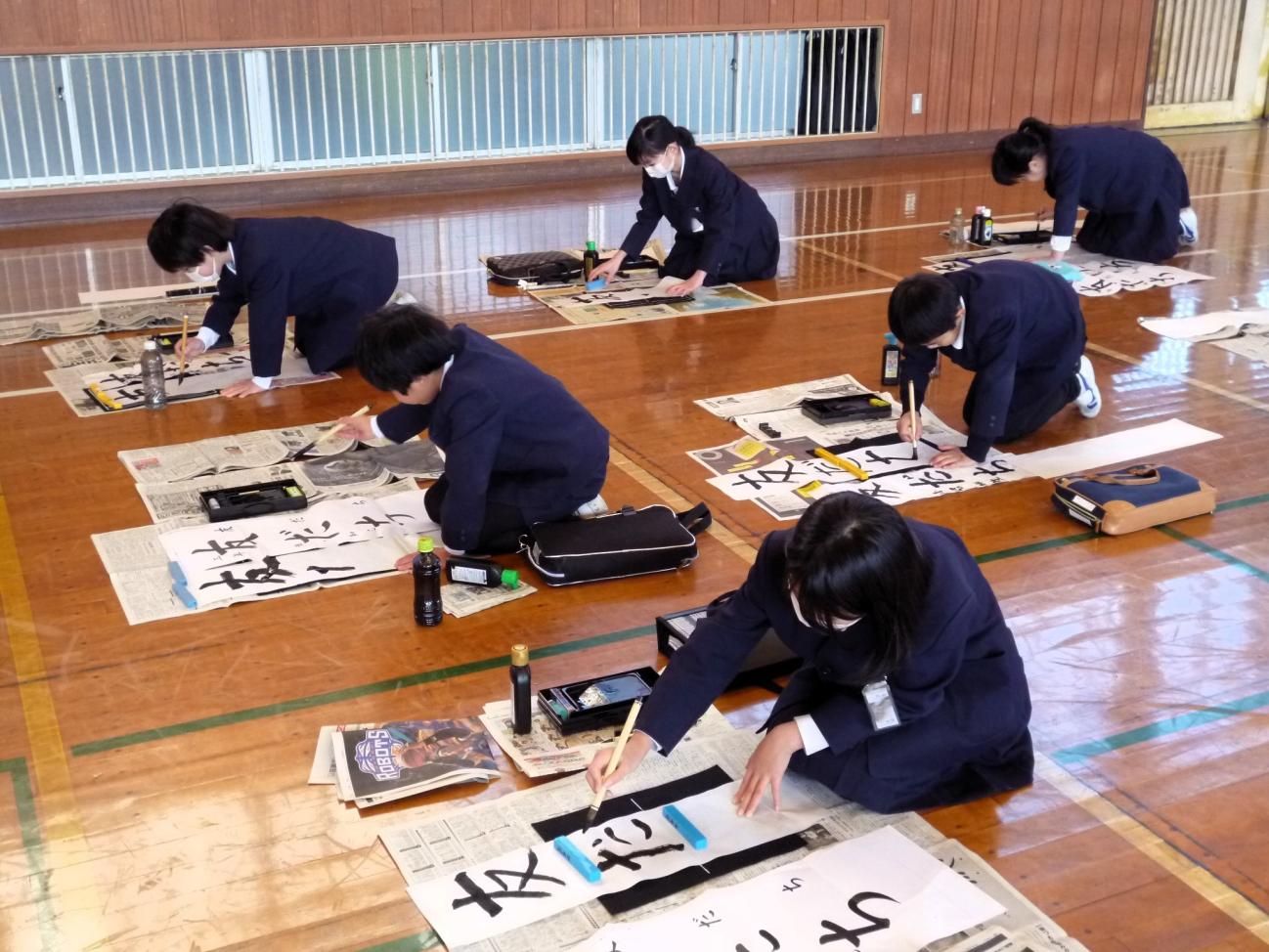 文字の形に気を付けて書きます