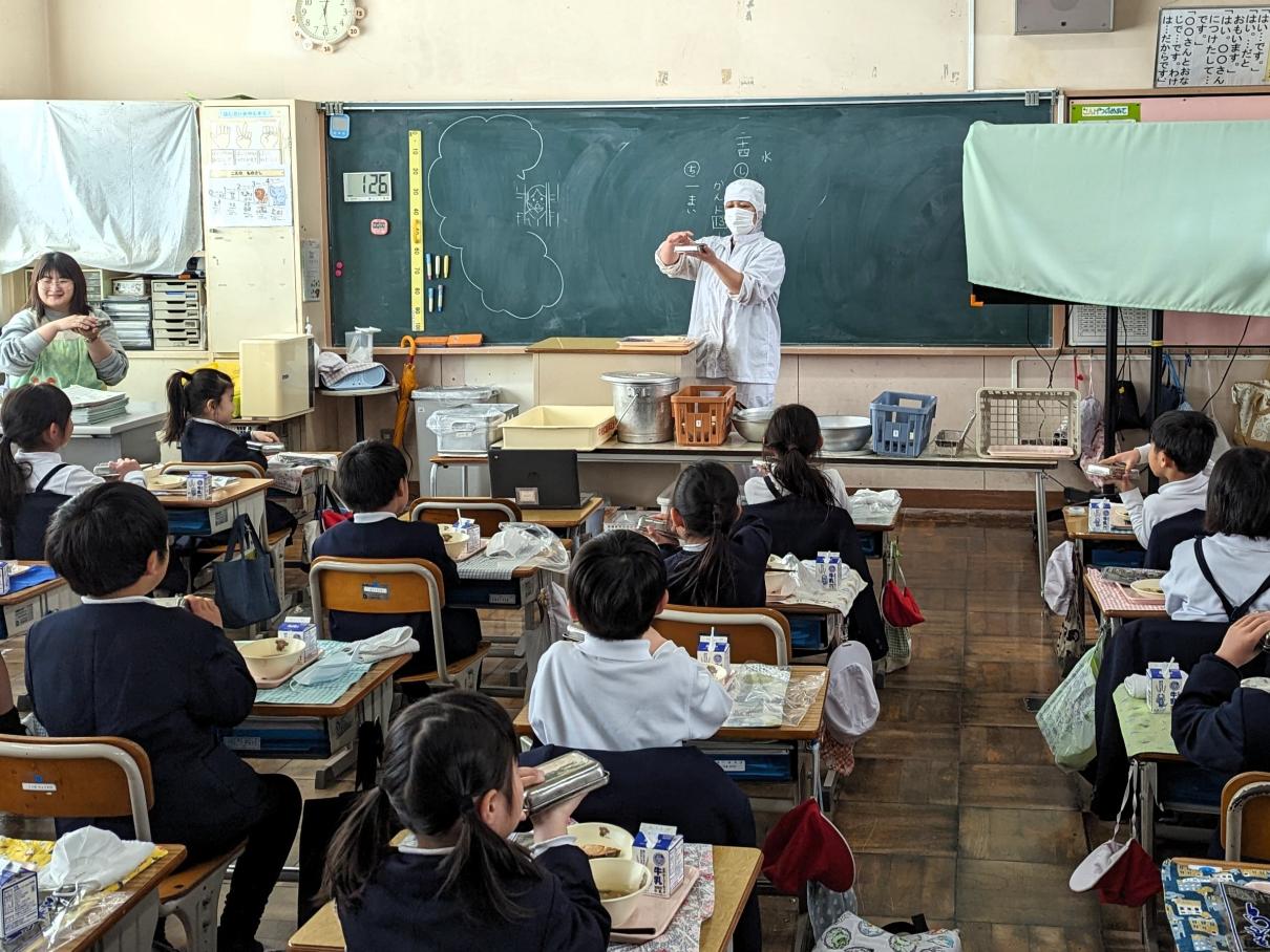 調理員さんの手元をよく見ながら