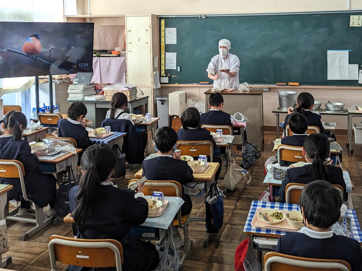 ごはんをビニル袋にそっと入れます
