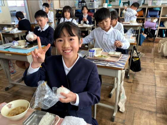 自分でにぎるおにぎりの味は格別です