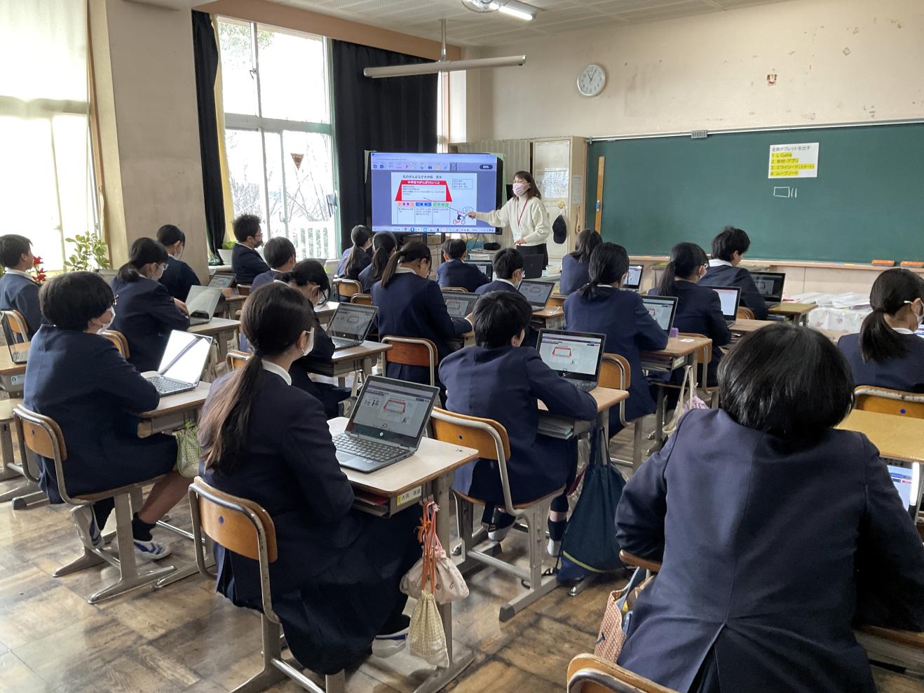 みんな真剣に話を聞いています