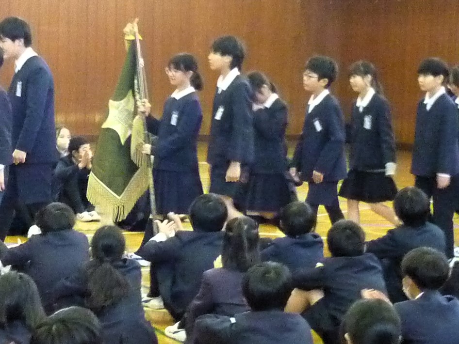 6年生が入場します