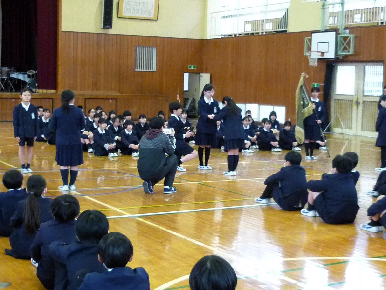登校班や国旗などを引き継ぎました