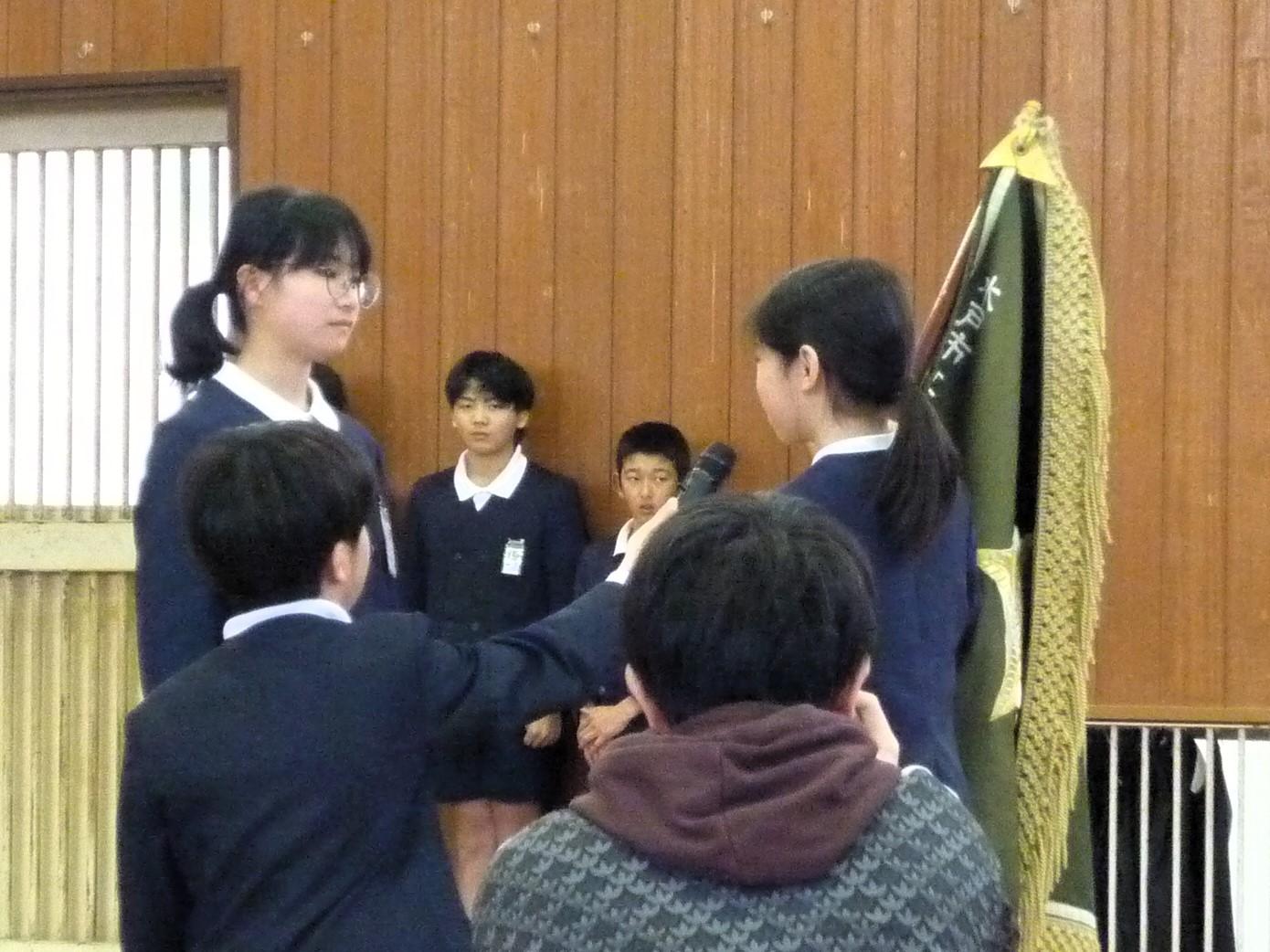 校旗の引継ぎです