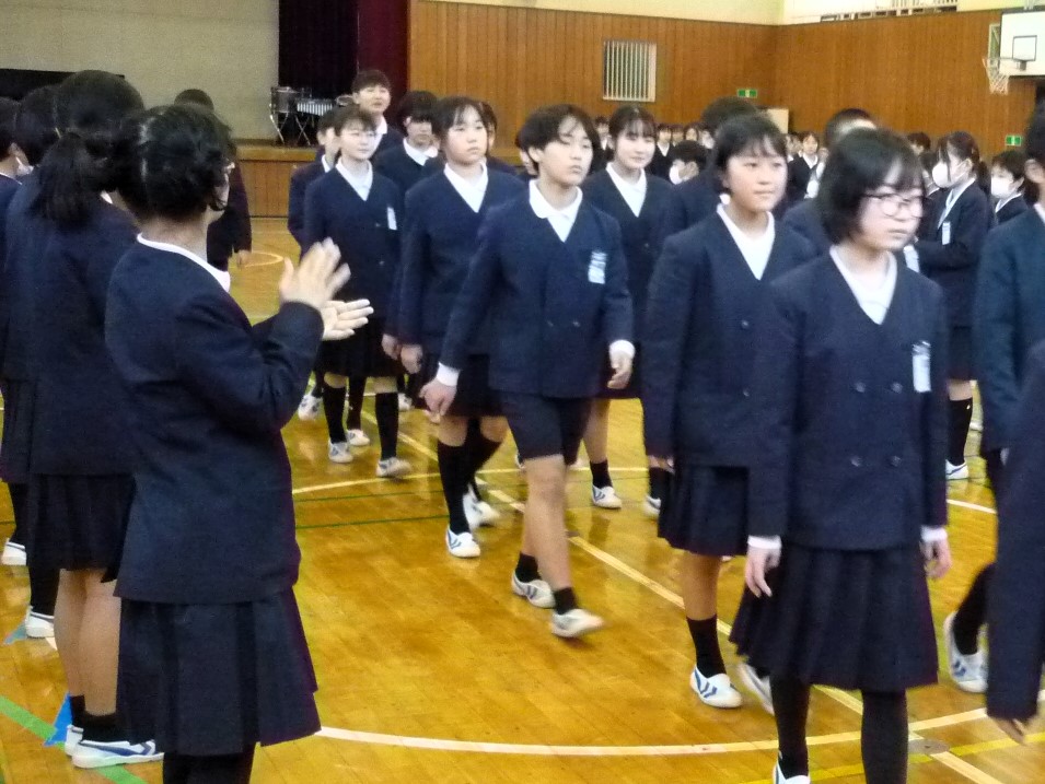 5年生の拍手で送られながら退場です 5年生の拍手で送られながら退場です