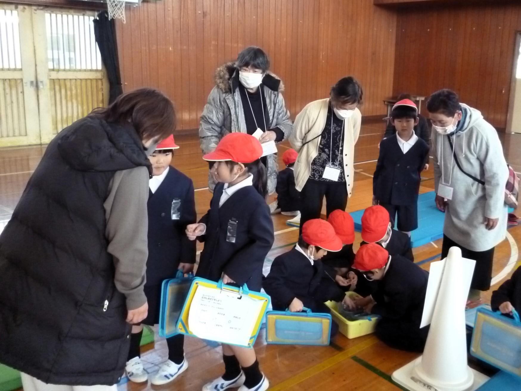お話をよく聞きながら取り組みます