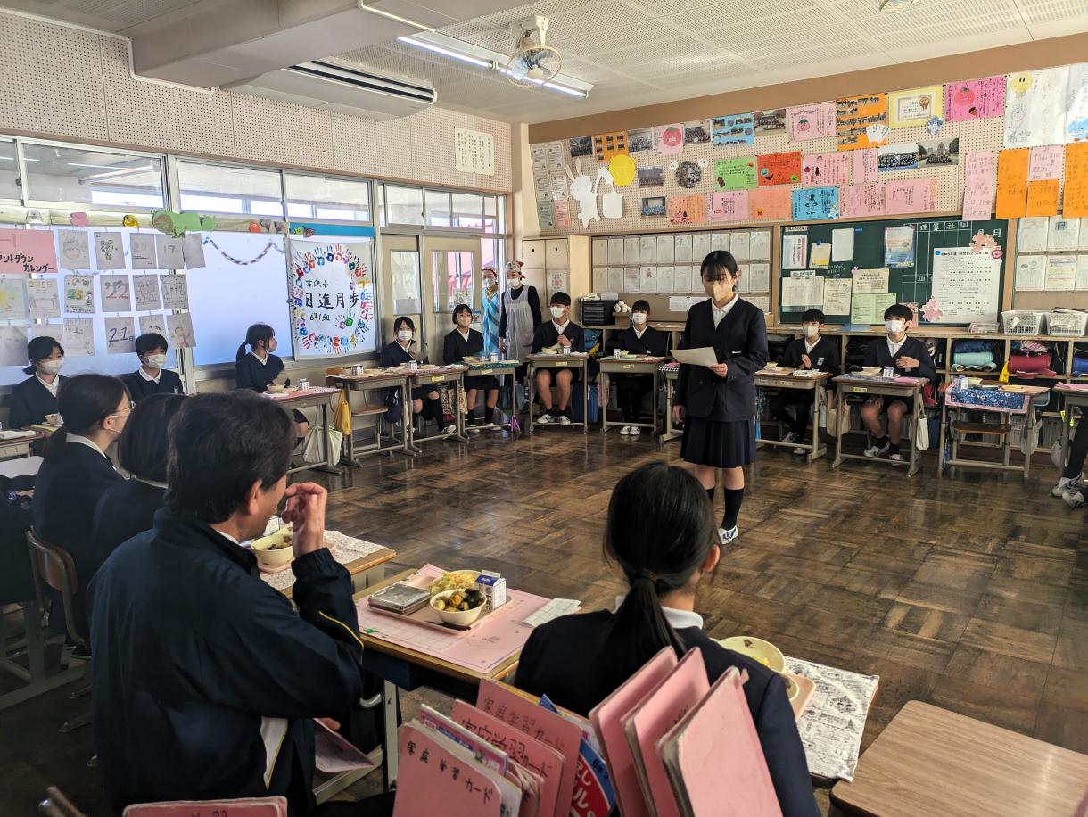 司会の児童を中心に会食が進みました