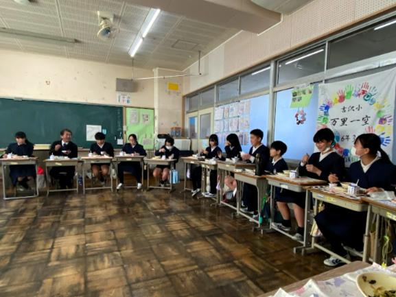 校長先生とも楽しく歓談中