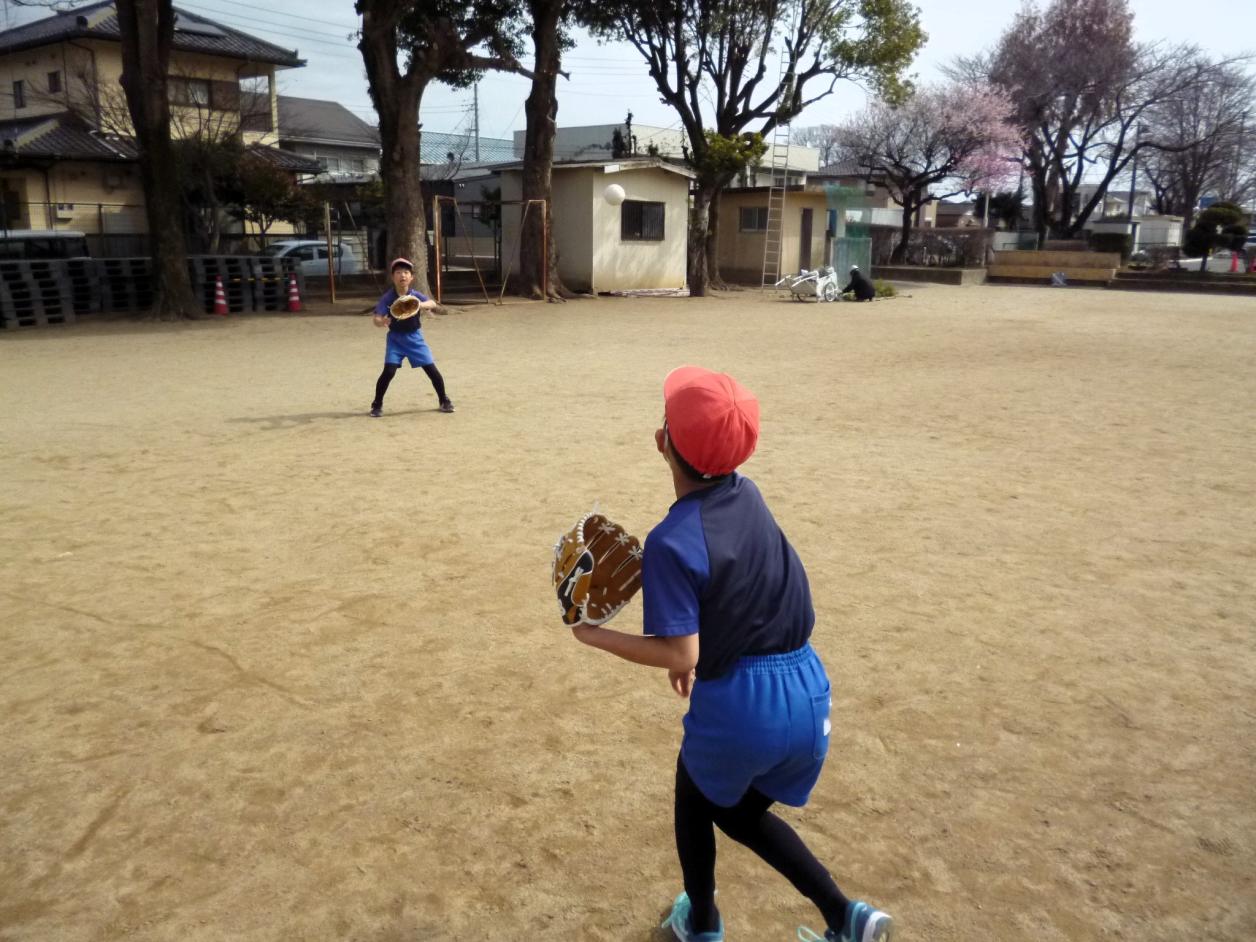 相手をよく見て投げ合います
