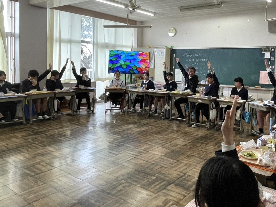 校長先生からの質問に挙手で応えます 校長先生からの質問に挙手で応えます