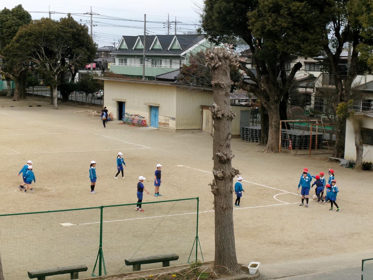 3年生はキックベースを楽しんでいました