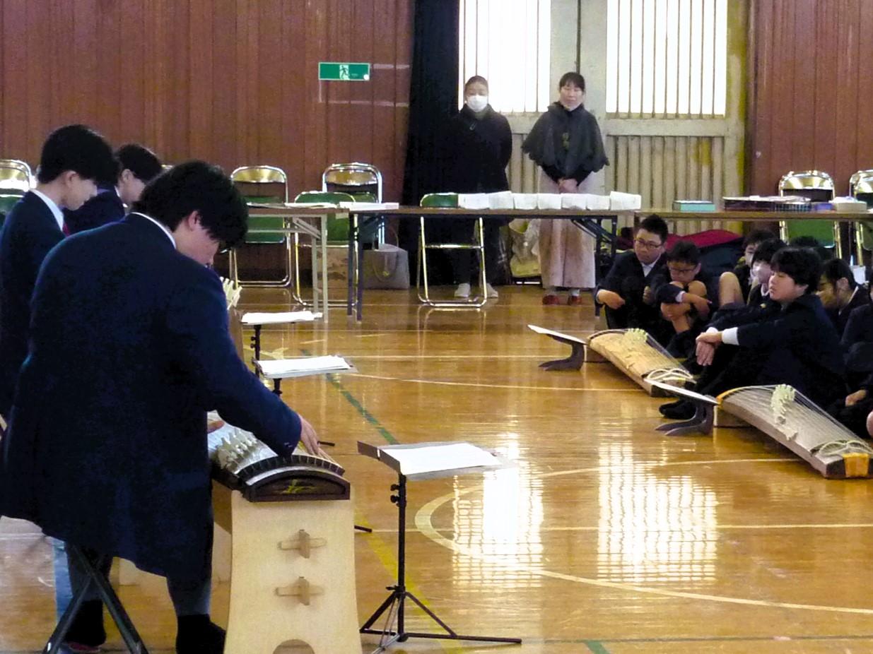 高校生の模範演奏に聴き入ります