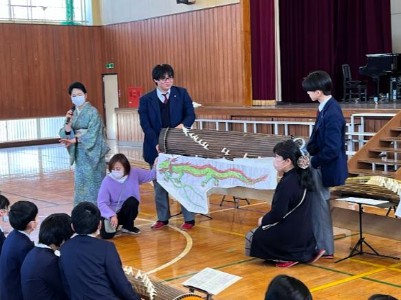 琴の仕組みを教えてもらいました