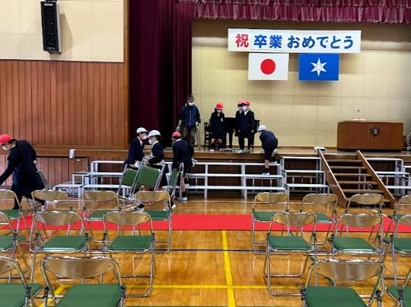 たくさんの椅子もみんなで並べます