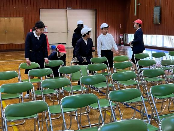 並べた椅子がまっすぐになるように調整します