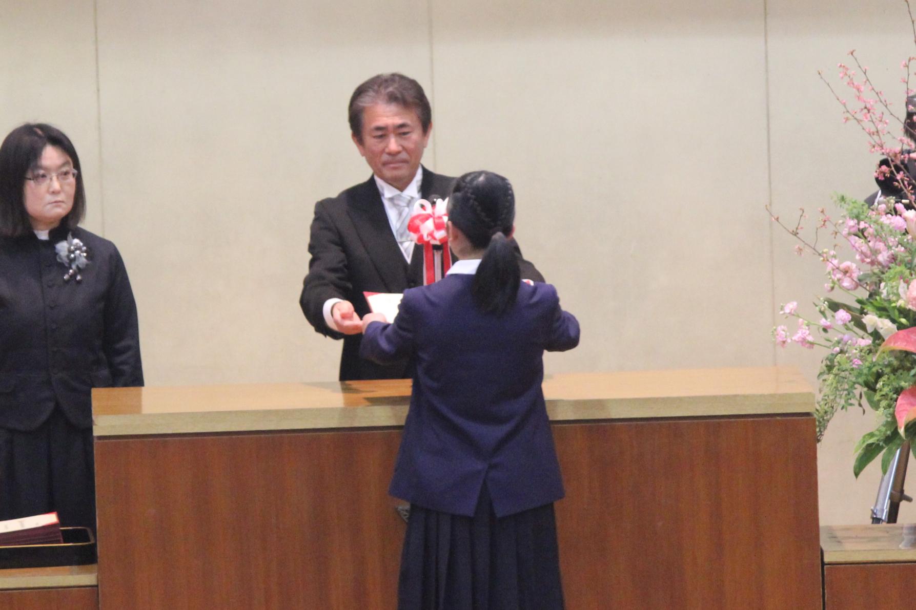 卒業証書を授与されました