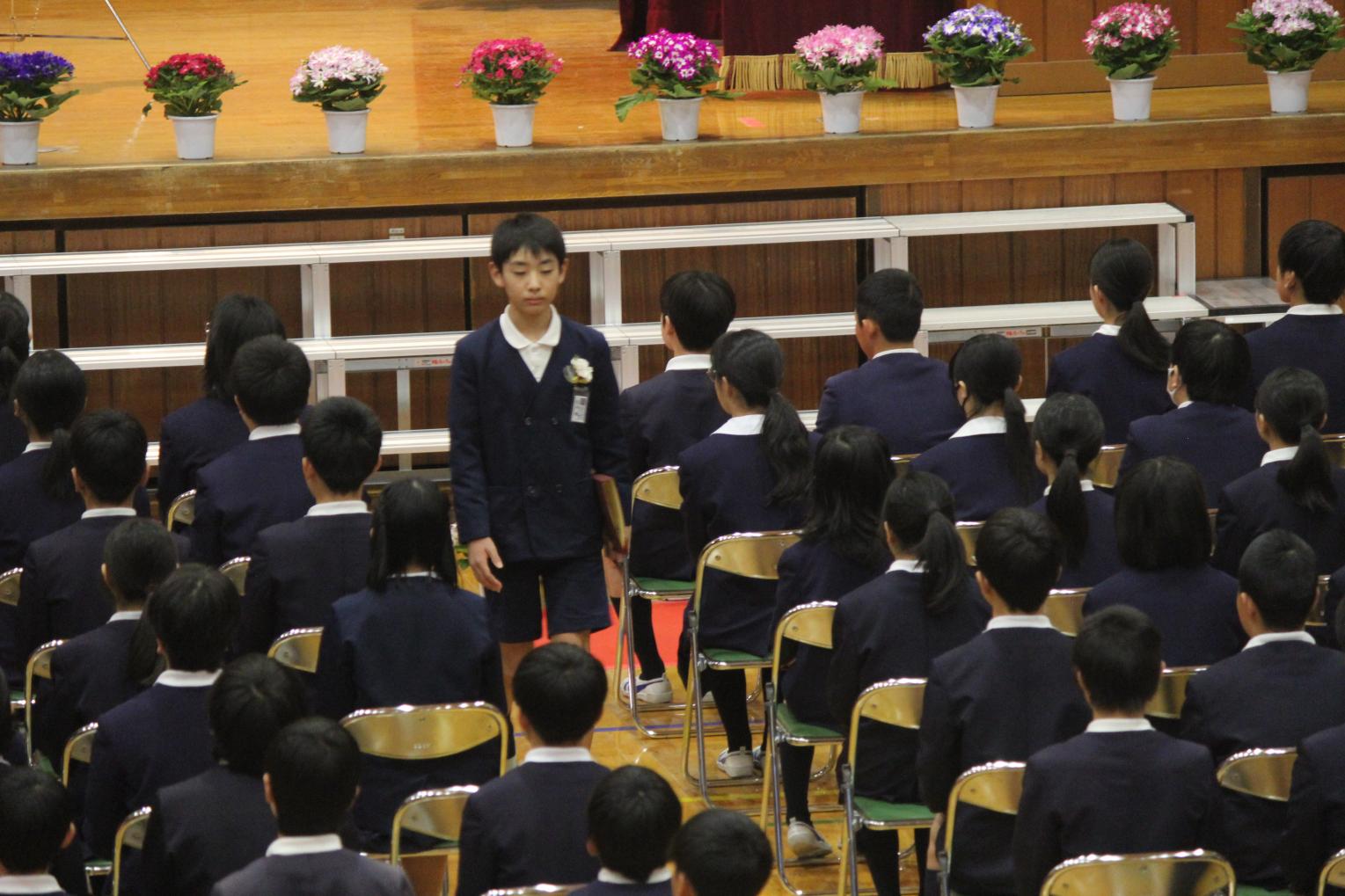 自分の席に戻る時も堂々と