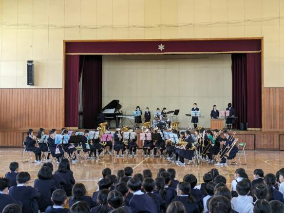 一生懸命演奏しています