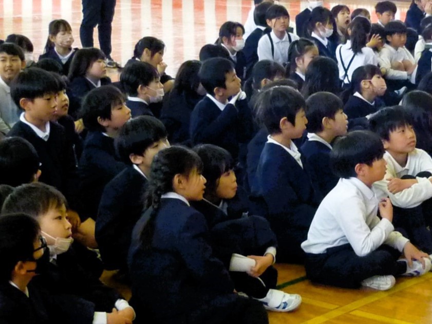 みんな一生懸命お話を聞いています みんな一生懸命お話を聞いています