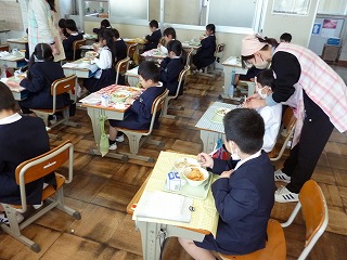 給食の様子1 給食の様子1